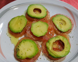 Foto del paso 3 de la receta: Carpaccio de tomate, aguacate y rulo de queso