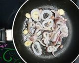 Hình bước làm 3 của món Mực xào hành tây