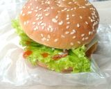 Foto langkah ke 3 dari resep Burger praktis.