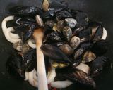 A picture of step 2 of Strozzapreti ai frutti di mare.