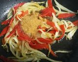 Foto del paso 2 de la receta: Hamburguesa con cebolla y pimiento del piquillo caramelizado