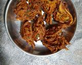 कांदा भजी (kanda bhaji recipe in marathi) रेसिपी स्टेप 4 फोटो 