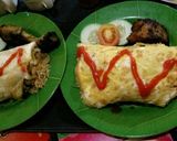 Foto langkah ke 4 dari resep Nasi goreng gulung telur.