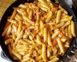 Kolbászos lecsós penne🍅🧄🧀🫑🧅 recept fázis 7 fotója