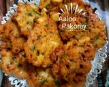 A picture of step 5 of Aloo ke pakoray.