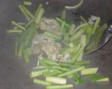 รูปขั้นตอนการทำที่ 3 ของ ผัดคะน้าหมูยอไก่