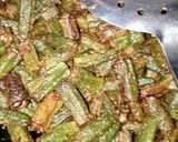 A picture of step 3 of Masala bhindi.