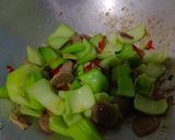 Foto langkah ke 6 dari resep Tumis pokcoy bakso.