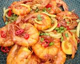 Gambar langkah 4 resipi 👩‍🍳Udang Goreng Kunyit (Mat Rock).
