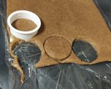 Foto del paso 3 de la receta: Galletas de nuez bañadas en chocolate y avellanas