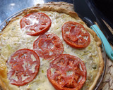 Foto del paso 3 de la receta: Tarta de atún con tomate y puerro