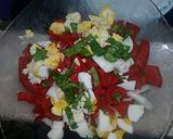 Foto del paso 2 de la receta: Ensalada de Tomate, huevo, albahaca, cebolla y pimiento rojo☺