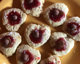 Foto del paso 2 de la receta: Pepas y galletitas en forma de corazón con dulce de leche y memerlada de frambuesa!!😋