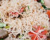 Hình bước làm 2 của món Ăn sáng với mì gói bò viên xúc xích