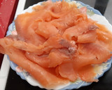 Foto del paso 1 de la receta: Corona de hojaldre con salmón ahumado, surimi y queso crema. Sin gluten