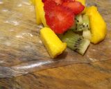 Foto langkah ke 3 dari resep Fruitful Vietnam spring roll.
