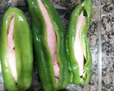 Foto del paso 1 de la receta: Pimientos verdes rellenos de jamón york y queso