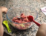 Foto del paso 3 de la receta: Hamburguesas caseras de ternera y magro BLW para Miguel, hechas por Miguel