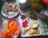 Gambar langkah 1 resipi Tomyam Campur (udang, sotong dan ayam).