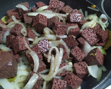 Foto del paso 3 de la receta: Sangre encebollada con huevo