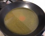 Une image de l'étape 1 de Pavés de saumon caramélisés au bouillon d'herbes, estragon et citron.