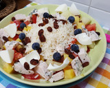 Foto del paso 2 de la receta: Arroz con pollo, huevo duro, tomate, melón y piña