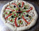 صورة لخطوة 2 من وصفة بيتزا ولا اروع بصوصيص او النقانق 😍😍