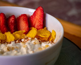 Foto del paso 3 de la receta: Desayuno saludable proteico de fresas con avena y yogurt