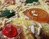 Foto del paso 8 de la receta: Coca de Sant Joan de crema, piñones y frutas confitadas