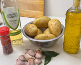 Foto del paso 1 de la receta: Patatas al ajillo colorado