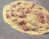 Une image de l'étape 4 de Pizza aux asperges /saucisson à l’ail et crème.