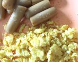 Foto langkah ke 1 dari resep Bbq Sausages With Scrambled Eggs.