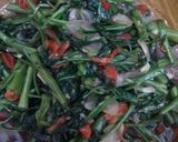 Foto langkah ke 3 dari resep Kangkung tumis pedas.