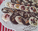 Foto del paso 5 de la receta: Discos de chocolate y frutos secos