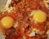 Tükörtojás paradicsomos zöldségágyon recept fázis 5 fotója