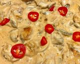Une image de l'étape 3 de Blanc de poulet et champignons de Paris à la crème et au paprika.