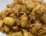 Foto del passaggio 4 della ricetta Gnocchi con cavolo cappuccio e macinato di soia