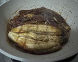 Foto langkah ke 3 dari resep Terong Bumbu Unagi dengan Taburan Bawang Putih Goreng dan Chili Flakes.