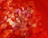 صورة لخطوة 1 من وصفة سلطة الطماطم بزبدة الفول السوداني 🍅