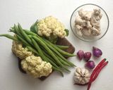 Foto langkah ke 1 dari resep Tumis Kembang Kol Buncis Ayam.