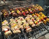 Foto del paso 5 de la receta: Brochetas de pollo, bondiola y roast beef a la parrilla