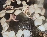 Foto del paso 3 de la receta: Arroz Maty, con alcachofas confitadas, ajos tiernos, gambas langostineras y sepia