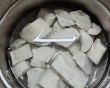 A picture of step 1 of Kolak singkong mutiara.
