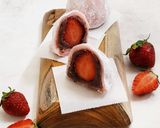 Foto langkah ke 6 dari resep Ichigo Daifuku (Strawberry Mochi).