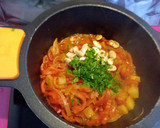 Foto del paso 3 de la receta: Truchas con jamón y guarnición de pimiento cebolla y patata