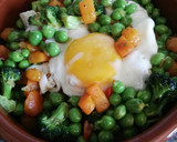 Foto del paso 10 de la receta: Guisantes frescos con verduras y huevo