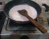 A picture of step 4 of Strawberry custard shake.