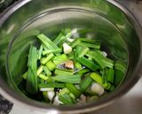 A picture of step 1 of Green garlic leaves chutney (hare lehsun ki chutney).