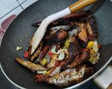 Foto langkah ke 3 dari resep Tumis tongkol kecap pedas.