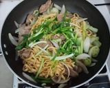 Hình bước làm 4 của món Mì trứng xào thịt bò